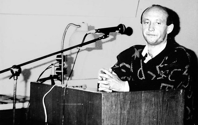 Zbigniew Blania podczas odczytu na warszawskim spotkaniu z okazji 40-lecia badań UFO na świecie (28 listopada 1987 r.) 