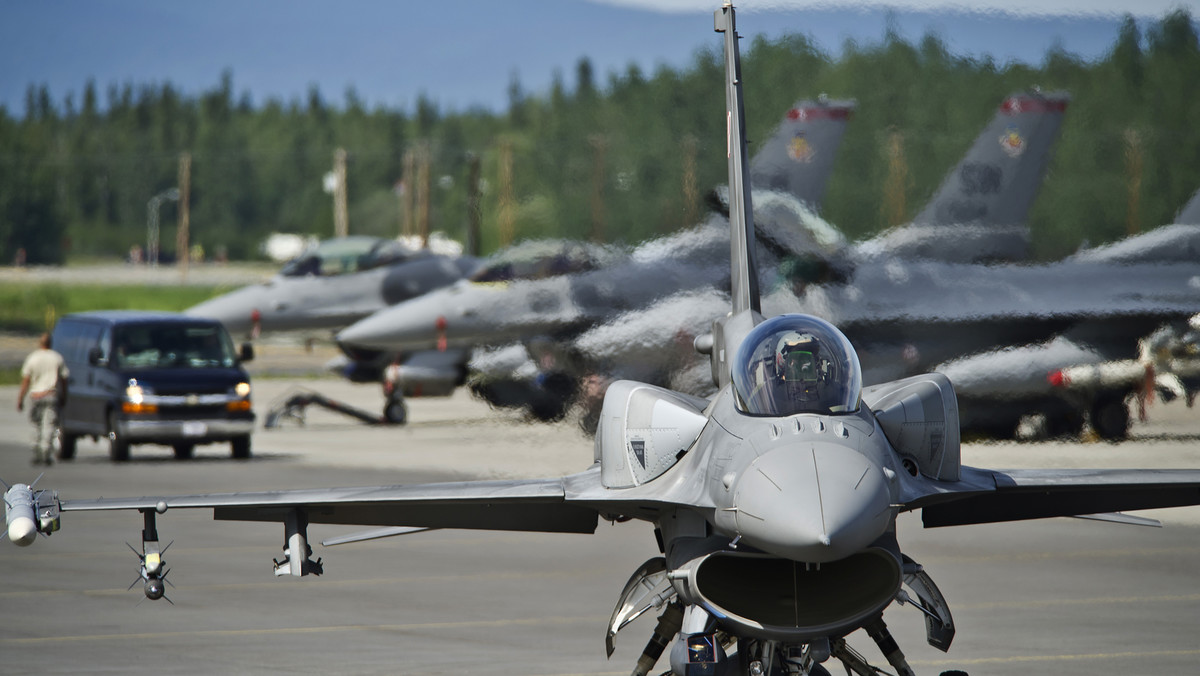 Jak sprawują się samoloty F-16 w polskich siłach powietrznych? Czy ich zakup był dobrą decyzją? Na te i inne pytania udziela odpowiedzi w rozmowie z Onetem gen. Lech Majewski, dowódca Sił Powietrznych. Przeczytaj TOP 5 piątku w Onecie!