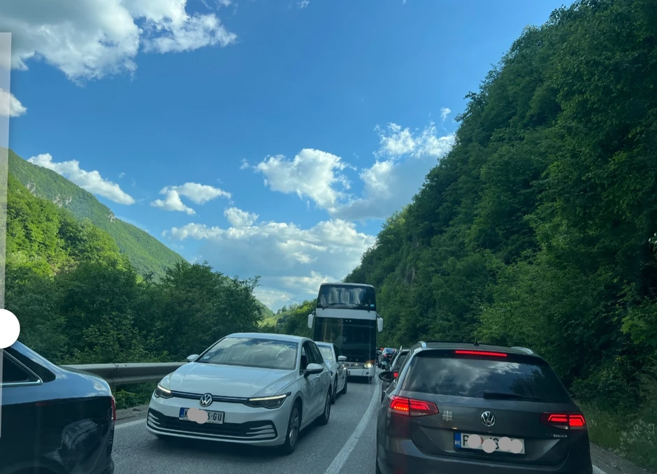 kolaps saobraćaja na graničnim prelazima sa Crnom Gorom
