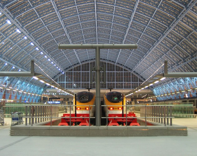 Dworzec Saint Pancras w Londynie - pociągi linii Eurostar, Fot. flickr, slideshow bob, Attribution-ShareAlike 2.0 Generic (CC BY-SA 2.0)