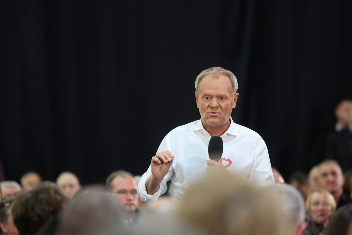 Donald Tusk ostrzega przed mową nienawiści. Wspomniał o Robercie Bąkiewiczu