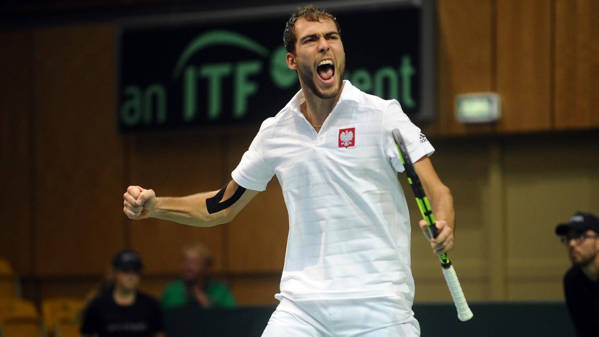 Jerzy Janowicz w końcu zwycięski. Polak wygrał pierwszy mecz w sezonie pokonując w 1. rundzie challengera na kortach ziemnych w Meerbusch mało znanego Słowaka Filipa Horanskiego 6:1, 6:2. Łodzianin walczy, aby odbudować formę po kontuzji kolana.