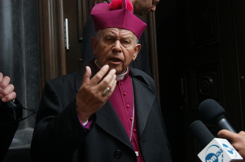 Biskup Napierała nie odpowiadał na pytania dziennikarzy