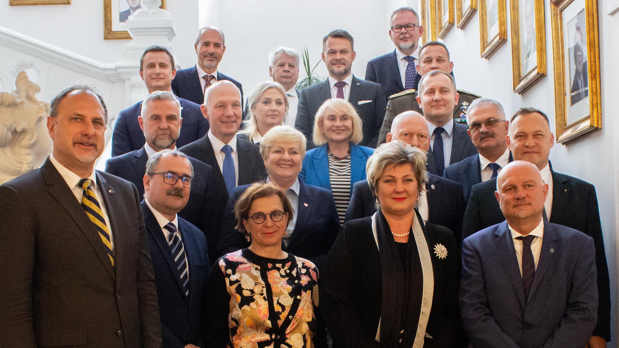 Delegácie zastupujúce parlamentné výbory pre obranu a bezpečnosť krajín V4 na spoločnom rokovaní v Prahe.
