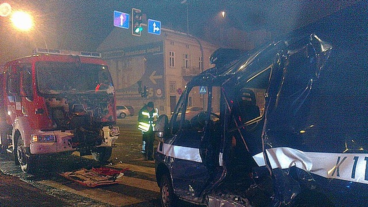 Na skrzyżowaniu ul. Jagiellońskiej i Lisa Kuli w Rzeszowie doszło do wypadku z udziałem policyjnego busa i wozu strażackiego. Zdarzenie miało miejsce w piątek ok. godz. 20.30. Troje policjantów trafiło do szpitala.