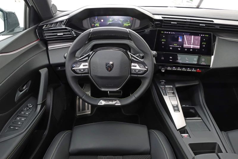Peugeot i-Cockpit 3D jest wyposażeniem seryjnym i pozwala na konfigurowanie wyświetlanych informacji