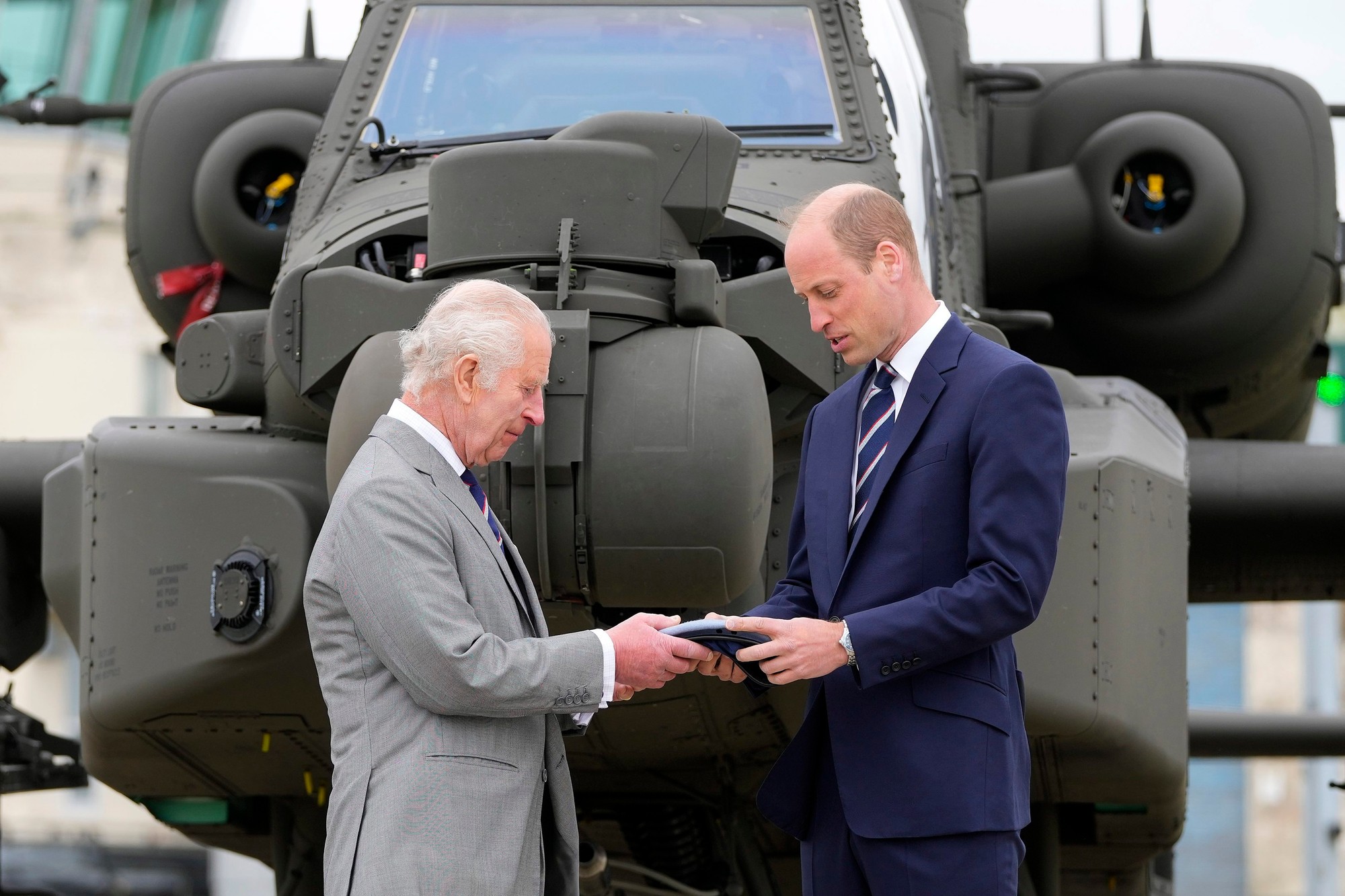 Britský kráľ Karol III. vymenoval princa Williama za vrchného veliteľa armádneho letectva pred helikoptérou Apache.