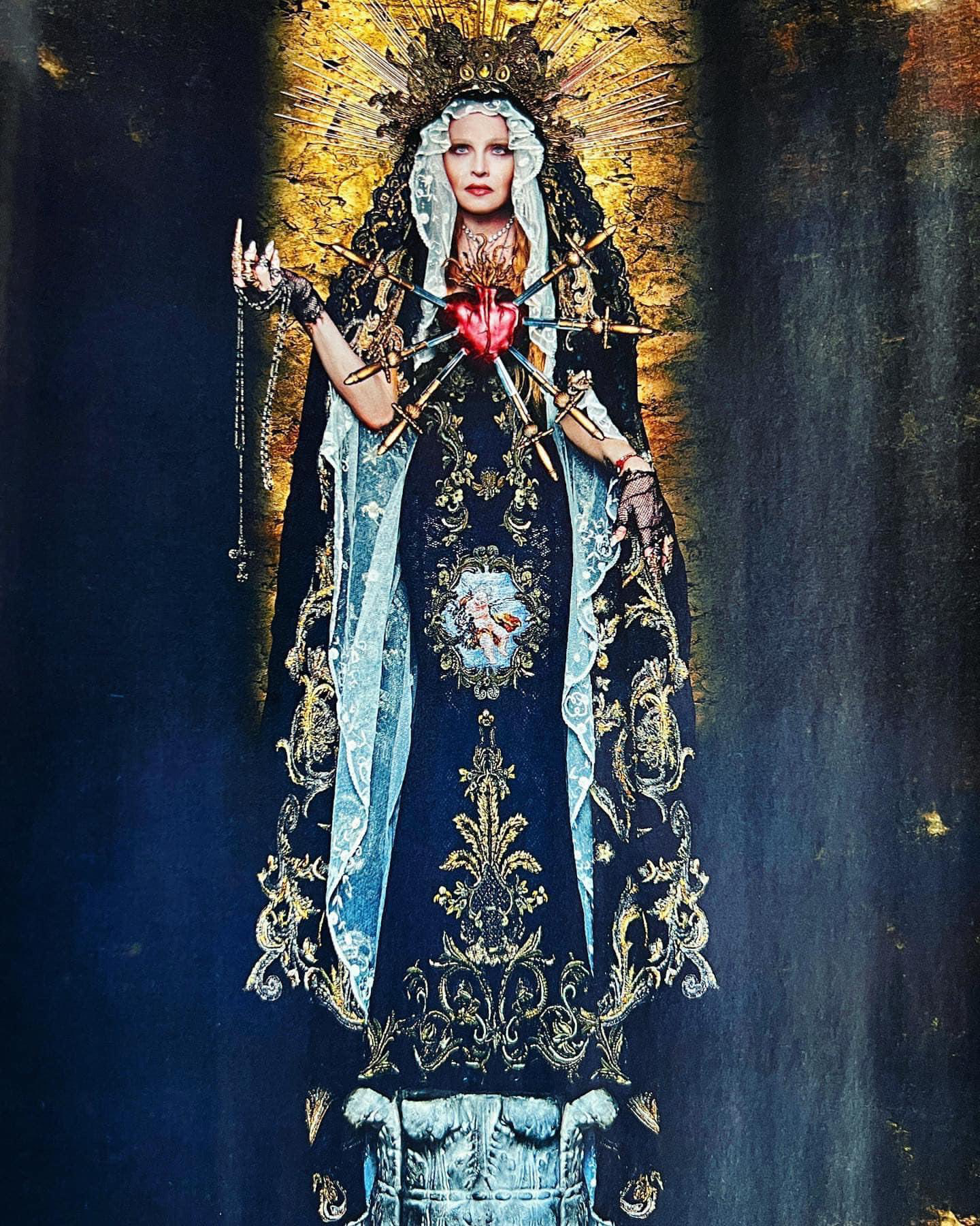 Madonna prezlečená do šiat biblických postáv.