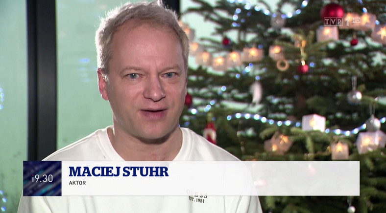 Maciej Stuhr w programi informacyjnym "19.30" (screen)