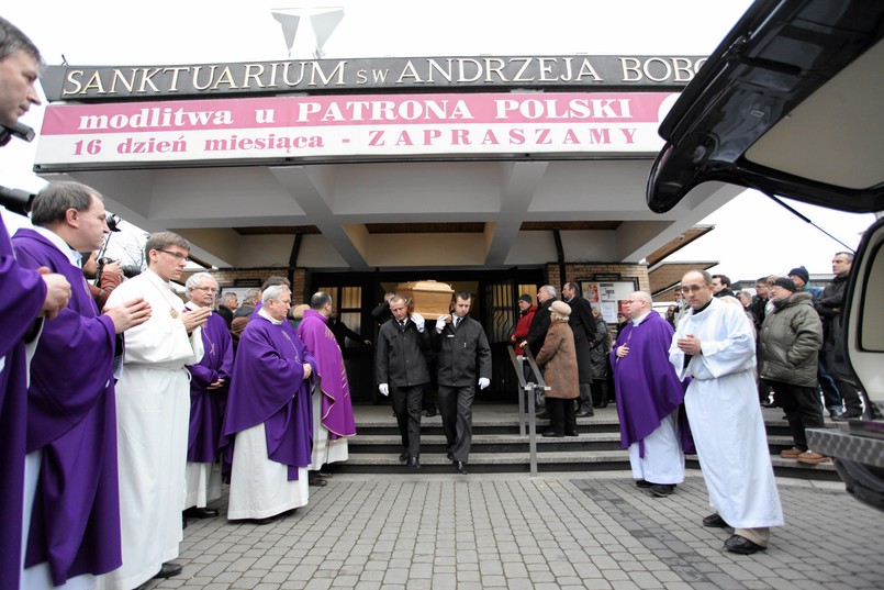 Rodzina, koledzy - dziennikarze, radiosłuchacze i telewidzowie pożegnali Andrzeja Turskiego. Wybitny dziennikarz radiowy i telewizyjny zmarł 31 grudnia. Miał 70 lat.