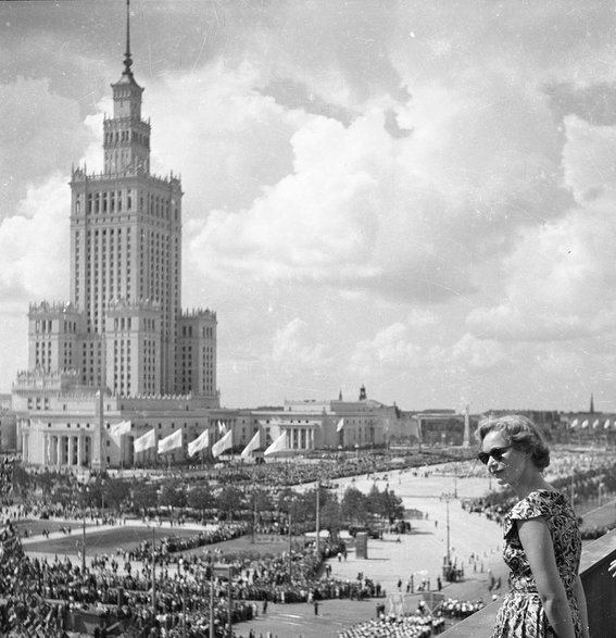 Pałac Kultury i Nauki oraz plac Defilad - widok z dachu budynku przy ulicy Marszałkowskiej w 1955 r.