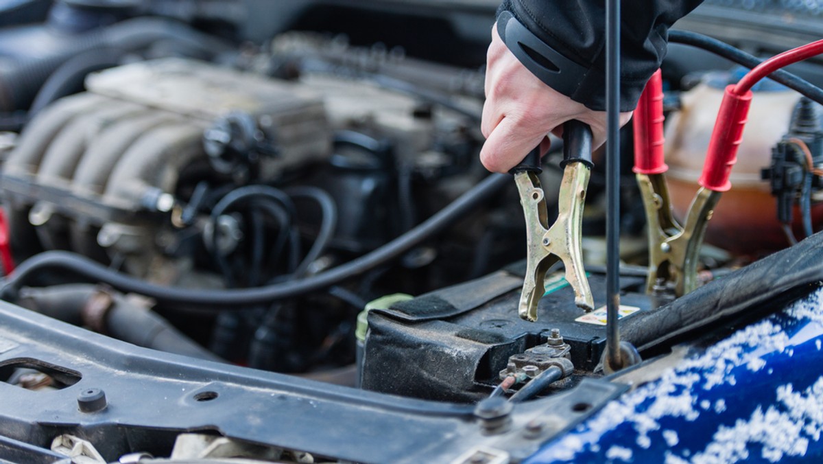 Celowo uszkadzają auto, później je "naprawiają" i żądają od właściciela pieniędzy - w taki, nowatorski sposób oszuści próbują wyłudzić pieniądze od niczego niepodejrzewających kierowców. Łódzcy policjanci zatrzymali dwóch mężczyzn, którzy "na mechanika" właśnie chcieli oszukać klientkę jednego ze sklepów.