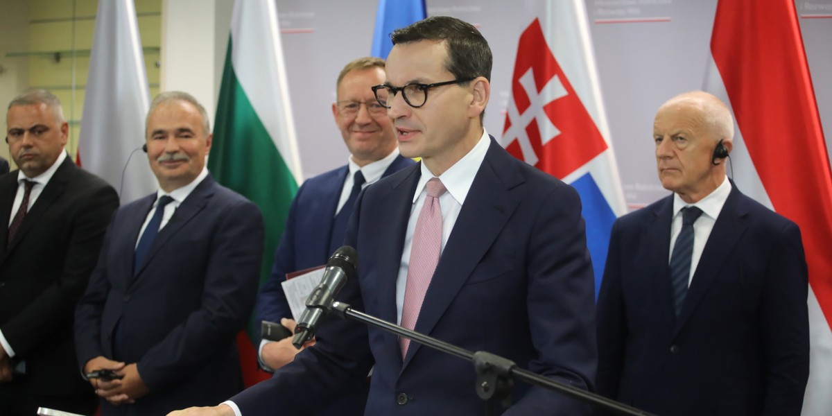 Premier Mateusz Morawiecki, minister rolnictwa i rozwoju wsi Robert Telus (C) oraz ministrowie rolnictwa i rozwoju wsi Rumunii Florin-Ionut Barbu (L), Słowacji Jozef Bires (P) i Węgier Istvan Nagy (2L) podczas konferencji prasowej po spotkaniu w siedzibie Ministerstwa Rolnictwa i Rozwoju Wsi w Warszawie, 19 bm. 