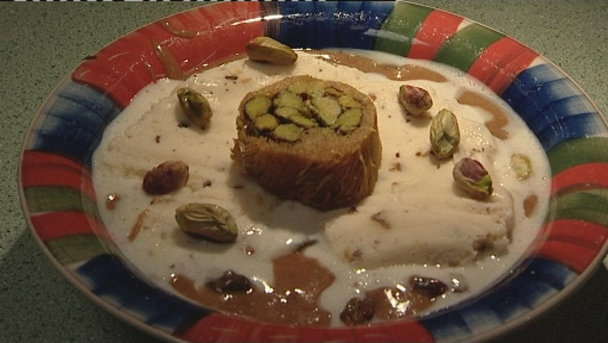 Deser: Layali lbnan  z arabską herbatą (pudding z pistacjami i orzechami)