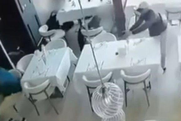 (UZNEMIRUJUĆI SNIMAK) SEDEO U BAŠTI, ULETEO I ZAPUCAO! Objavljen snimak pucnjave u restoranu "Džeri" na Novom Beogradu, napadač (24) IZREŠETAO vlasnika