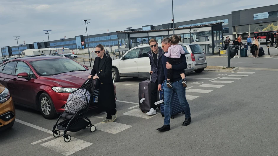 Piksi sa porodicom na aerodromu