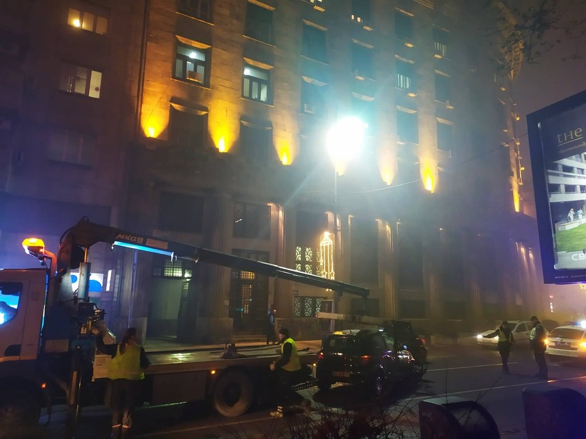 Vozilo JKP "Parking servis" na Trgu Nikole Pašića odnosi oštećeni automobil