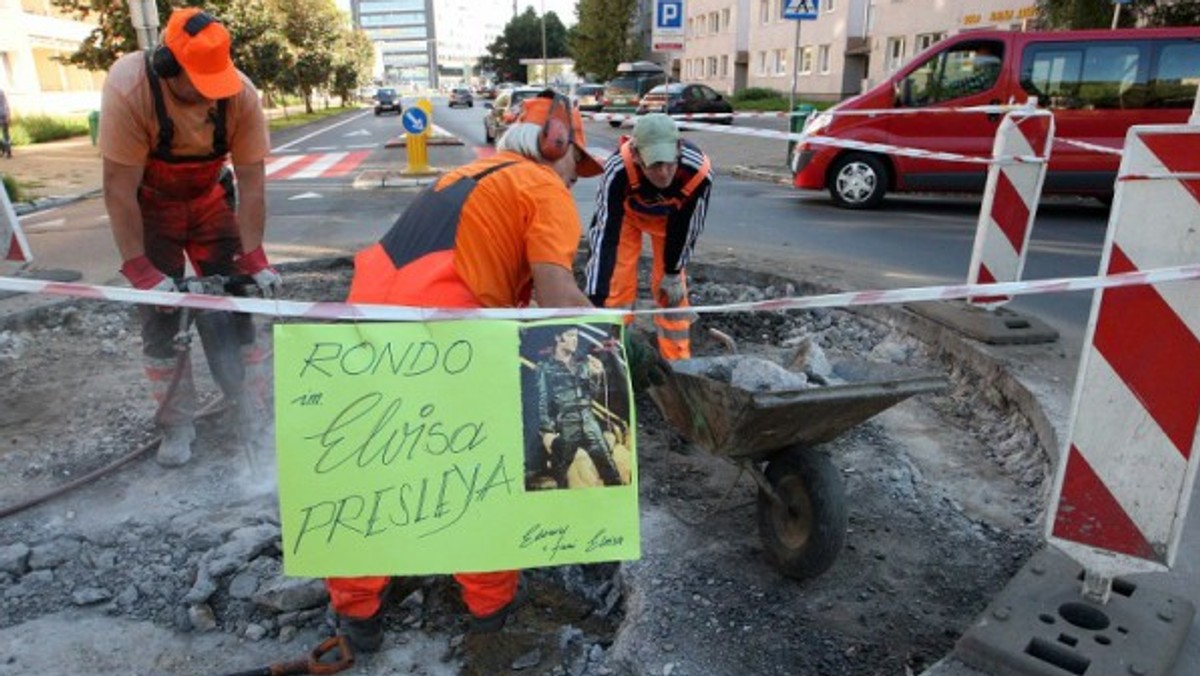 Fani króla Rock and Rolla nadali imię najnowszemu rondu. To najnowsze rondo u zbiegu ulic Rayskiego i Mazurskiej. Dziś trwają tu prace brukowe przy wyspie.