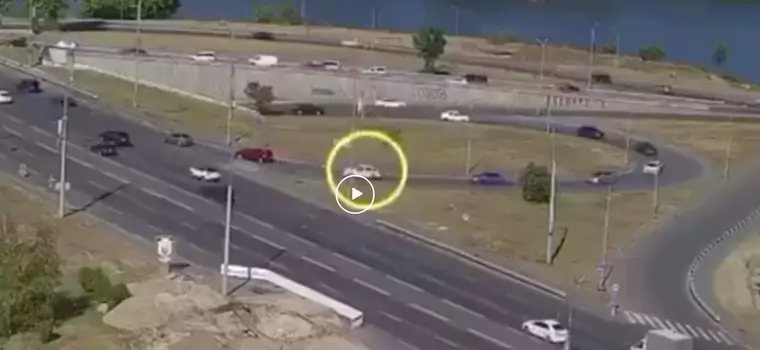 Ukraiński kierowca wykonał zdumiewający manewr na drodze