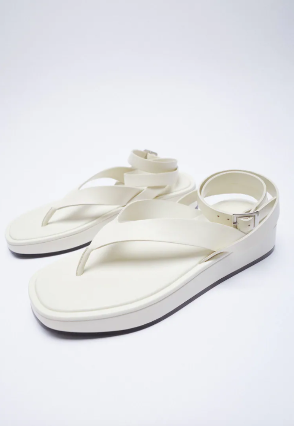 Flache Ledersandalen mit Riemchen von Zara für 69.90 Franken. 