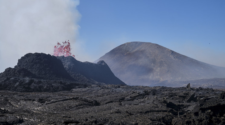 Lávát lövell ki a Fagradalsfjall tűzhányó krátere az izlandi Reykjanes-félszigeten magasodó Litli-Hrútur-hegy közelében 2023. július 13-án/Fotó: MTI/EPA/Anton Brink