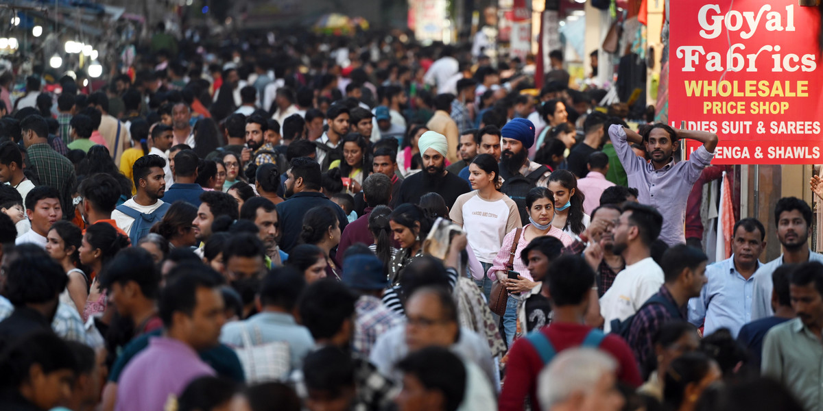 Tłum na ulicach New Delhi, 2 kwietnia 2023.