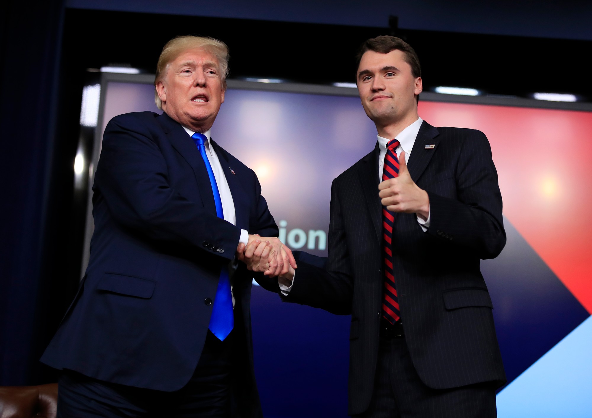 Americký prezident Donald Trump a pravicový mládežnícky aktivista Charlie Kirk († 31).