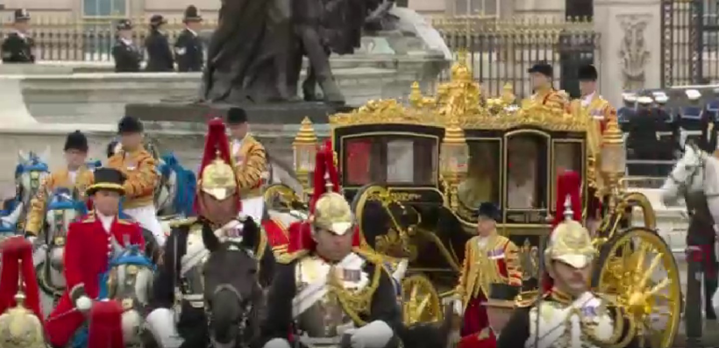 Kráľovská dvojica smeruje na korunováciu.