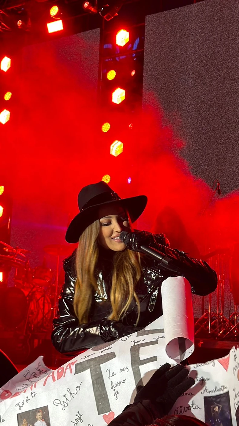 Čim je izašla na binu, Aleksandri fanovi dali velike plakate