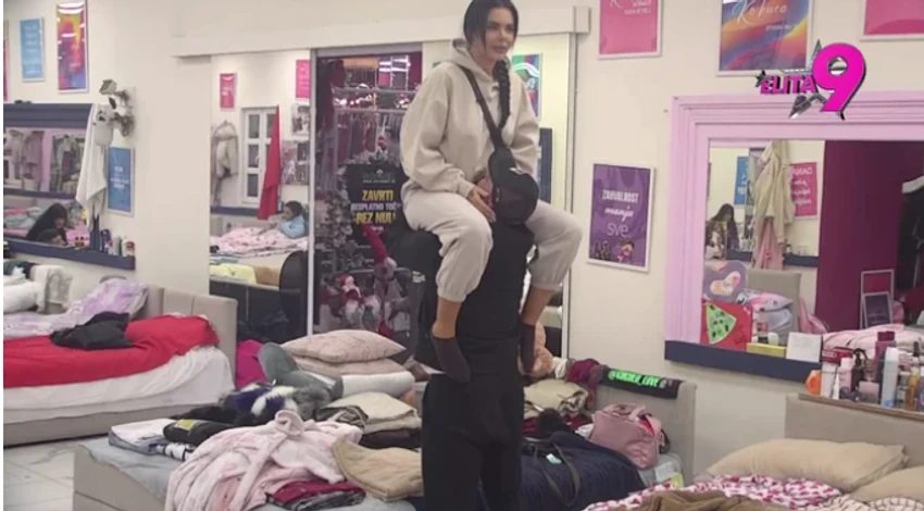 Luka stavio glavu između Anitinih nogu usred bela dana: Ne mogu da obuzdaju strasti