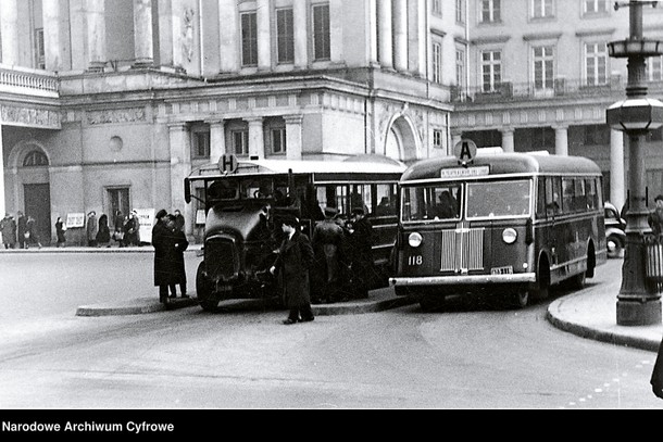 Autobusy linii „H i „A (marki Somua i Chevrolet) na Placu Teatralnym, lata 1937-1939