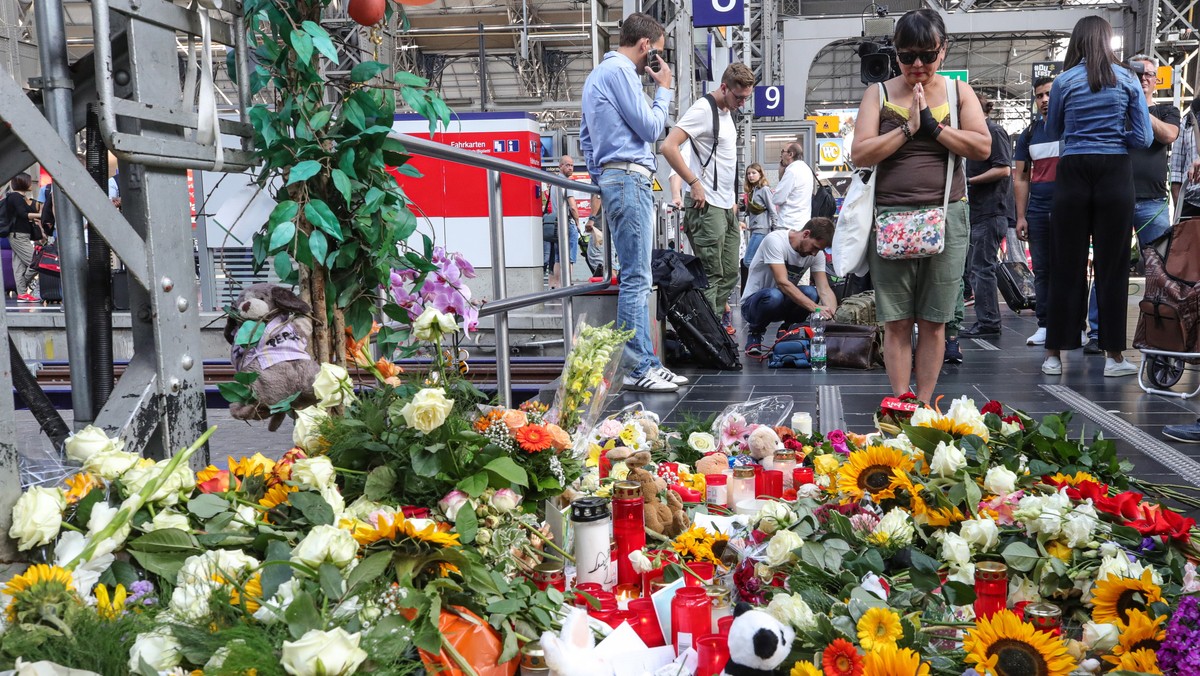 40-letni Erytrejczyk, który w poniedziałek wepchnął pod pociąg na dworcu głównym we Frankfurcie nad Menem matkę z 8-letnim synem, był poszukiwany przez szwajcarską policję. Śledczy ujawnili też, że sam ma żonę i troje dzieci.