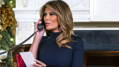 Melania Trump w świątecznej stylizacji pokazuje zgrabne nogi