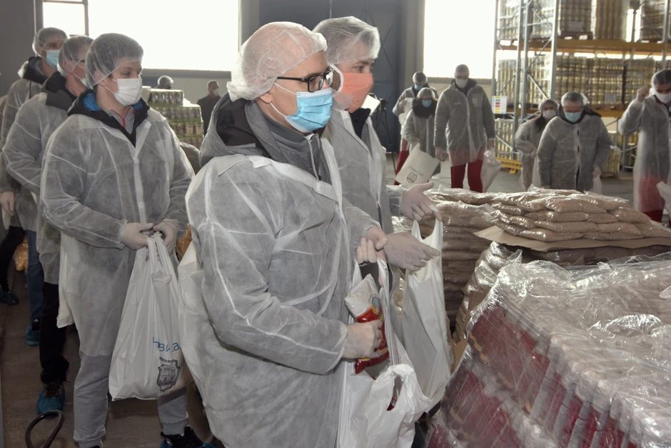 Novi Sad 2212 Milos Vucevic pakovanje pomoci za penzionere foto Nenad Mihajlovic
