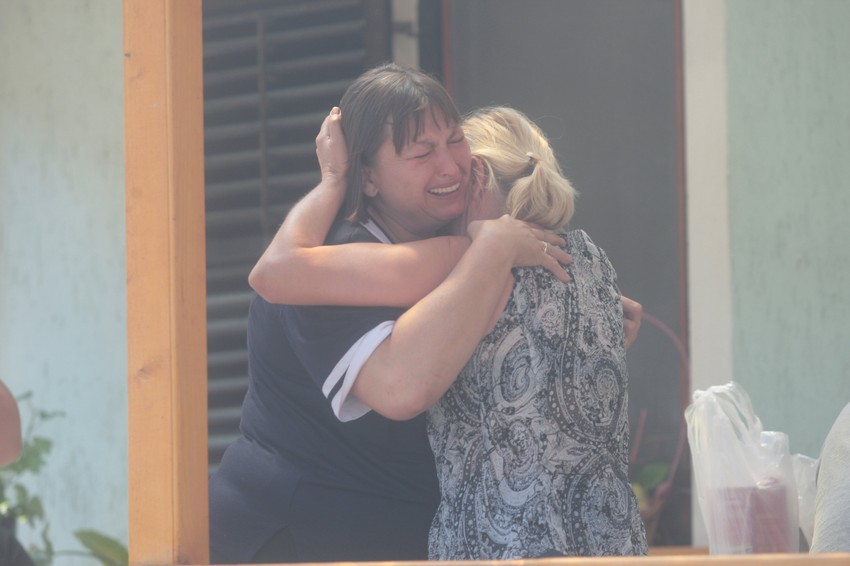 Rođaci u neverici ispred kuće u Janošikovoj ulici