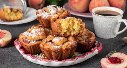 Te brzoskwiniowe muffinki upieczesz w 15 minut. Ich smak podkręca fenomenalna posypka