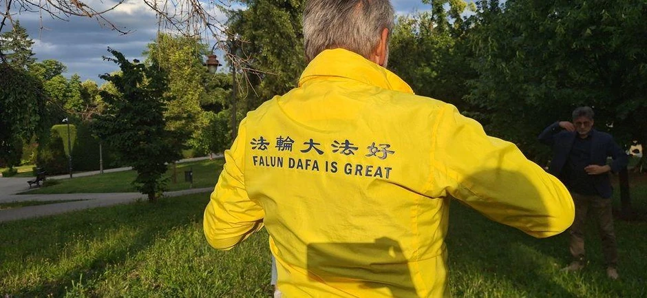 Falun Dafa je drugo ime za Falun Gong. Može se prevesti kao Veliki put kultivacije točka zakona | Foto: BBC/Ivana Nikolić
