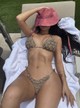  Kylie Jenner bemutatta azt is, hogy ebben az évben a horgolt bikinik, fürdőruhák trendjének még mindig nem áldozott le, sőt!