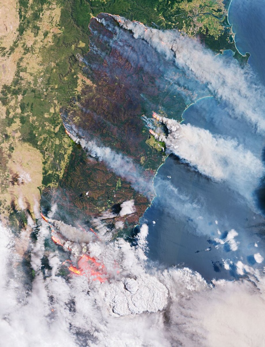 Dym i ogień z pożarów zarejestrowany przez europejskie satelity Sentinel-2. 31 grudnia 2019 r. 