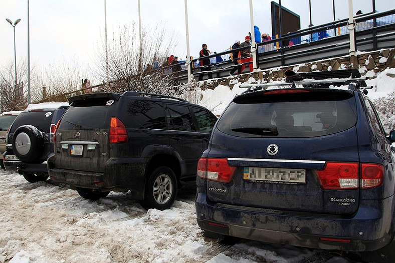 Zakopane, samochody turystów ze wschodu na parkingu pod Gubałówką