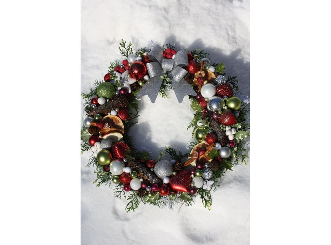 Świąteczny wianek w czerwieni, srebrze i zieleni. Autorka: Marta Jarosińska-Mańka