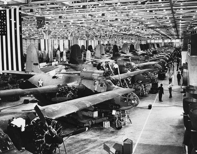 Ostatnie przygotowania przed wysłaniem bombowców Douglas A-20 na wojnę; fabryka w Long Beach w Kaliforni, wrzesień 1942 r.