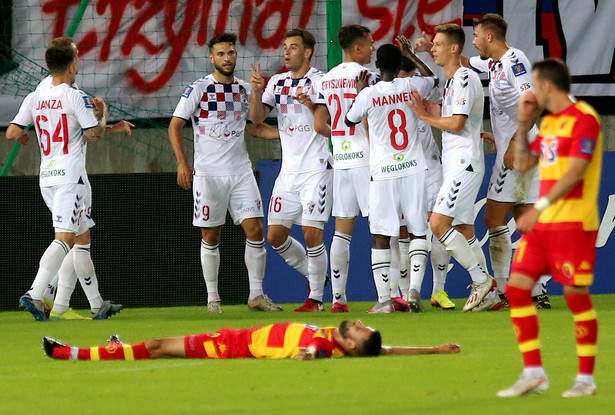 Radość piłkarzy Górnika Zabrze po strzeleniu gola przez Bartosza Nowaka w meczu 1/32 finału Pucharu Polski z Jagiellonią Białystok