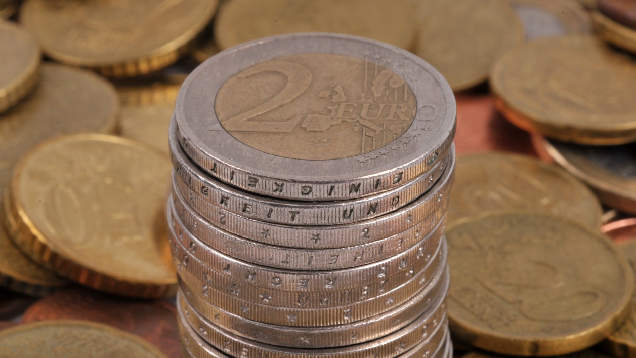 Najväčší podiel falzifikátov tvoria práve dvoj­eurové mince.