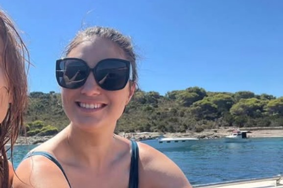 Turistkinja doživela traumu na popularnom mediteranskom ostrvu! Za manje od 24 sata dva puta bežala da spase živu glavu: "Ušla sam u automobil i ..."