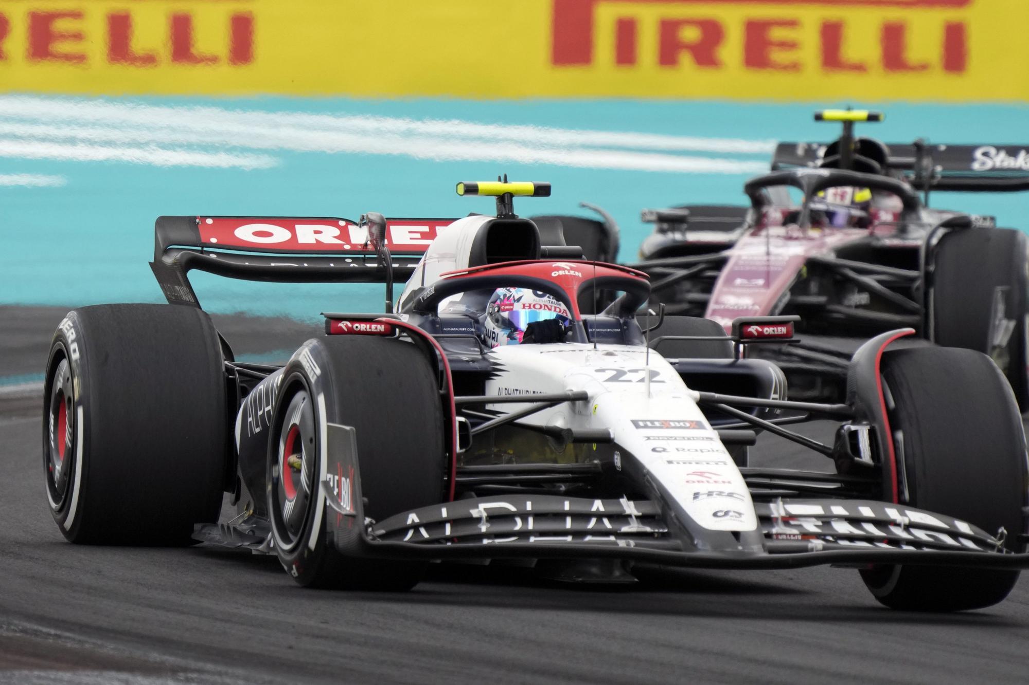 Yuki Tsunoda preteká o umiestnenie počas automobilových pretekov Formuly 1 Miami.