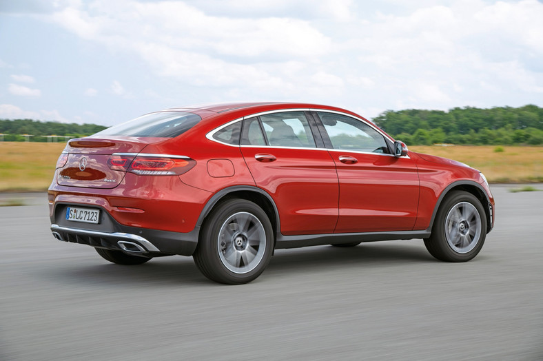 Mercedes GLC Coupé ma swój znak firmowy - i nie chodzi o gwiazdę, tylko o "panoramiczną" tylną szybę.