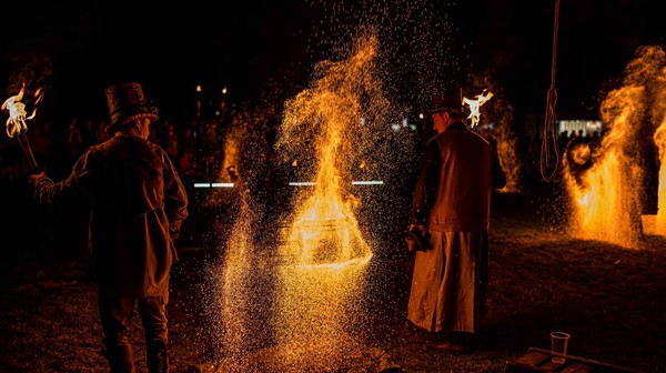 Nie zabraknie m.in. opowieści pisanej płomieniami, czyli Kroniki Miedzi i Ognia.