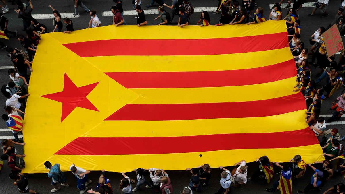 Hiszpański Trybunał Konstytucyjny nakazał dziś tymczasowe zawieszenie zaplanowanej na poniedziałek sesji parlamentu Katalonii, podczas której może zostać proklamowana niepodległość regionu po niedzielnym referendum.