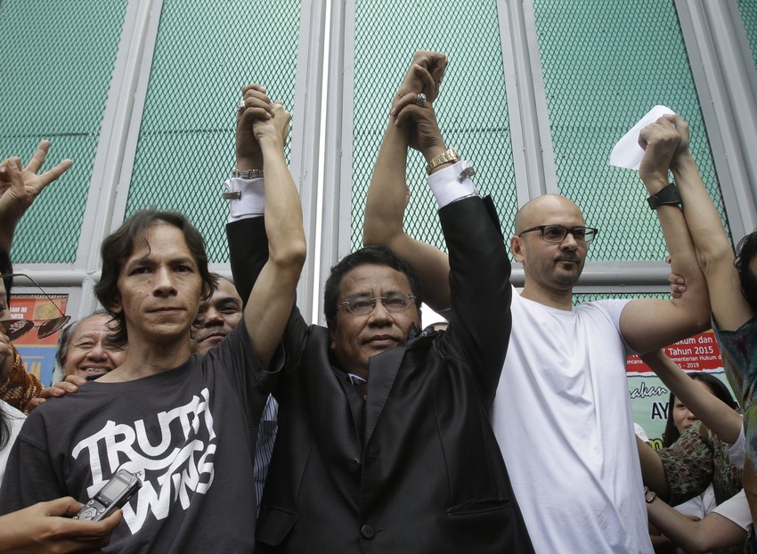 Oslobađanje: Ferdinad Tjiong, advokat Hotmen Paris Hutapea i Nil Bantlmen